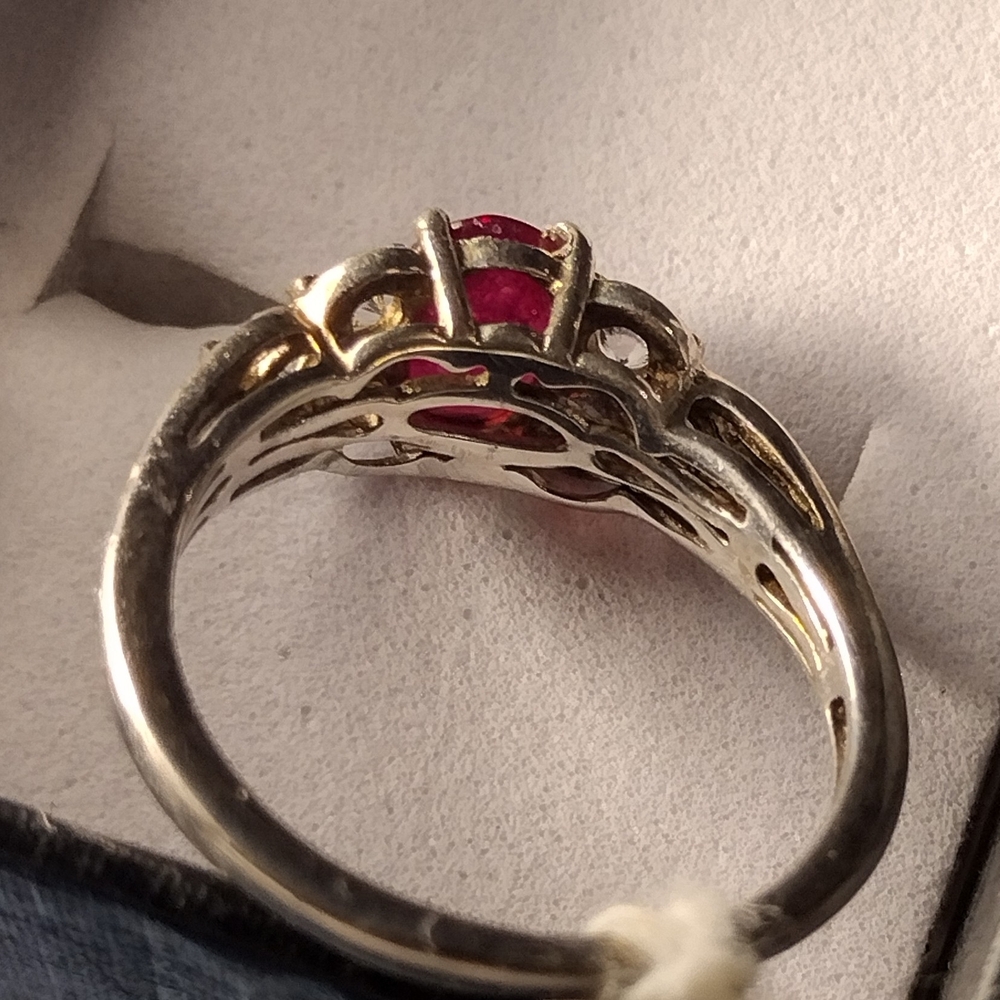 Radiant Silver Ring with Ruby Red Gemstone w/3 Diamonds on Each Side New - Picture 4 of 4